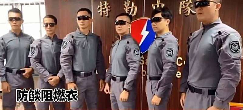 20200821-高市特著灰色防燃衣。(截自高雄市政府警察局保安警察大隊臉書) 20200821-高市特著灰色防燃衣。(截自高雄市政府警察局保安警察大隊臉書)