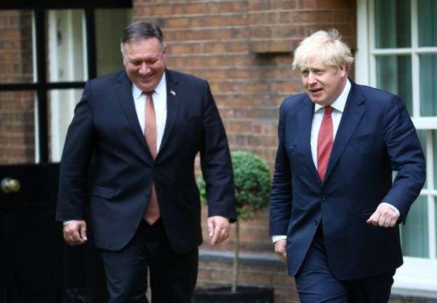 龐畢歐7月訪英期間會見首相約翰遜。(BBC News中文) 龐畢歐7月訪英期間會見首相約翰遜。(BBC News中文)