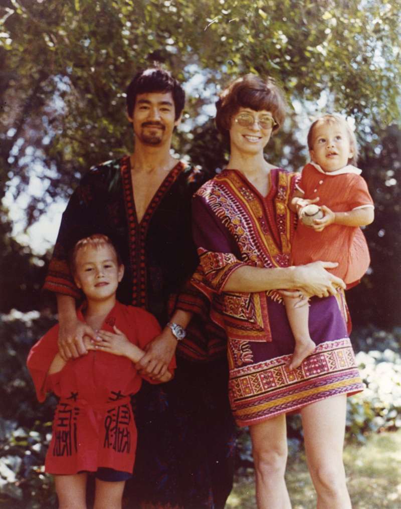 1970年代李小龍與妻子Linda Lee Cadwell、兒子李國豪和女兒李香凝。(圖/取自TALTER TAIWAN) 1970年代李小龍與妻子Linda Lee Cadwell、兒子李國豪和女兒李香凝。(圖/取自TALTER TAIWAN)