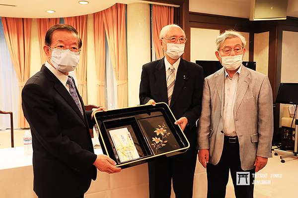 日本下水文化研究會的代表致贈募捐而來的善款,由謝長廷大使代表受贈,並代為轉交,作為巴爾頓銅像復原的經費之用(圖/想想論壇提供) 日本下水文化研究會的代表致贈募捐而來的善款,由謝長廷大使代表受贈,並代為轉交,作為巴爾頓銅像復原的經費之用(圖/想想論壇提供)