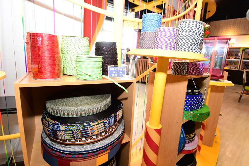 將原本傳產的織帶公司在傳產二代導入新元素開發設計超人氣文創織帶商品。(圖/彰化縣政府提供) 將原本傳產的織帶公司在傳產二代導入新元素開發設計超人氣文創織帶商品。(圖/彰化縣政府提供)