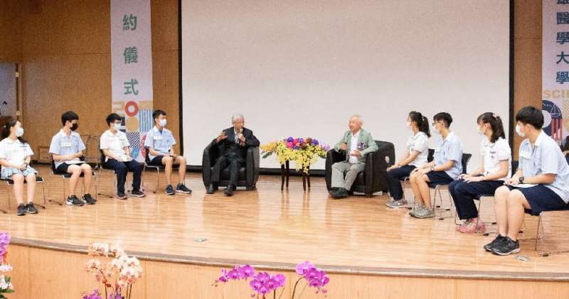 院士李遠哲與8位三民國中的學生面對面對談。(圖/徐炳文攝) 院士李遠哲與8位三民國中的學生面對面對談。(圖/徐炳文攝)