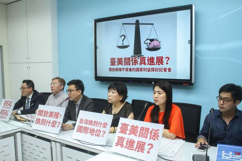 20200903-立委葉毓蘭(右三)、鄭正鈐(左三)、台北市議員徐巧芯(右二)召開「臺美關係真進展?開放美豬牛背後的國家利益探討」記者會。(蔡親傑攝) 20200903-立委葉毓蘭(右三)、鄭正鈐(左三)、台北市議員徐巧芯(右二)召開「臺美關係真進展?開放美豬牛背後的國家利益探討」記者會。(蔡親傑攝)