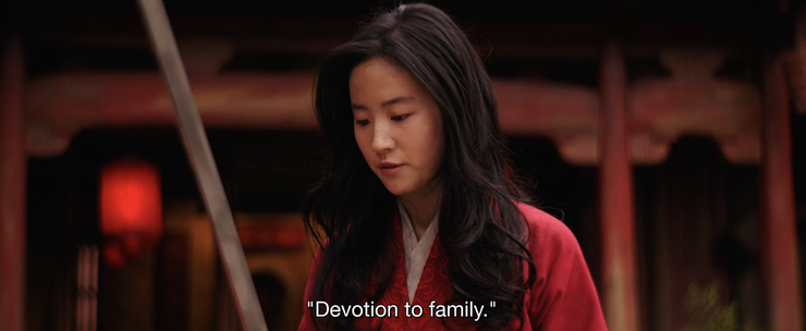 花木蘭看著「孝」字,唸出「devotion to family」(家庭奉獻)。(圖/取自迪士尼) 花木蘭看著「孝」字,唸出「devotion to family」(家庭奉獻)。(圖/取自迪士尼)