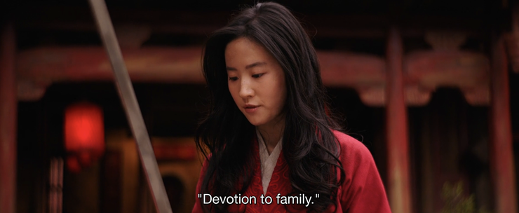 花木蘭看著「孝」字，唸出「devotion to family」（家庭奉獻）。（圖/取自迪士尼）