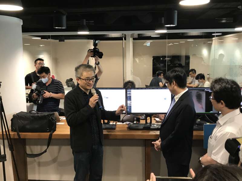 台灣人工智慧實驗室創辦人杜奕瑾(中)向當時行政院副院長陳其邁說明最新AI防疫研發成果。(Taiwan AI Labs 提供) 台灣人工智慧實驗室創辦人杜奕瑾(中)向當時行政院副院長陳其邁說明最新AI防疫研發成果。(Taiwan AI Labs 提供)