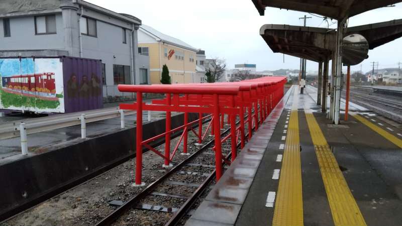 長門市站與縣內的元乃隅神社合作，將小型鳥居放到了鐵道上面。（圖／翻攝自twitter， Alpino305@twitter）