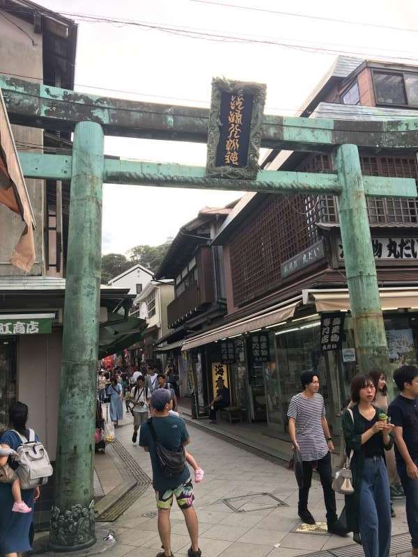 鳥居的顏色除了紅色外,也有其他種顏色,例如位在江島神社的「青銅之鳥居」。(圖/陳毅龍攝) 鳥居的顏色除了紅色外,也有其他種顏色,例如位在江島神社的「青銅之鳥居」。(圖/陳毅龍攝)