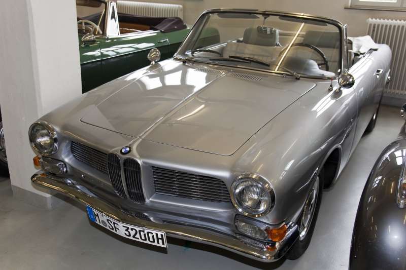 為表達全體成員敬意,BMW車廠打造一輛獨一無二的特別版敞篷車,送給老闆賀伯特(圖片來源:維基百科) 為表達全體成員敬意,BMW車廠打造一輛獨一無二的特別版敞篷車,送給老闆賀伯特(圖片來源:維基百科)