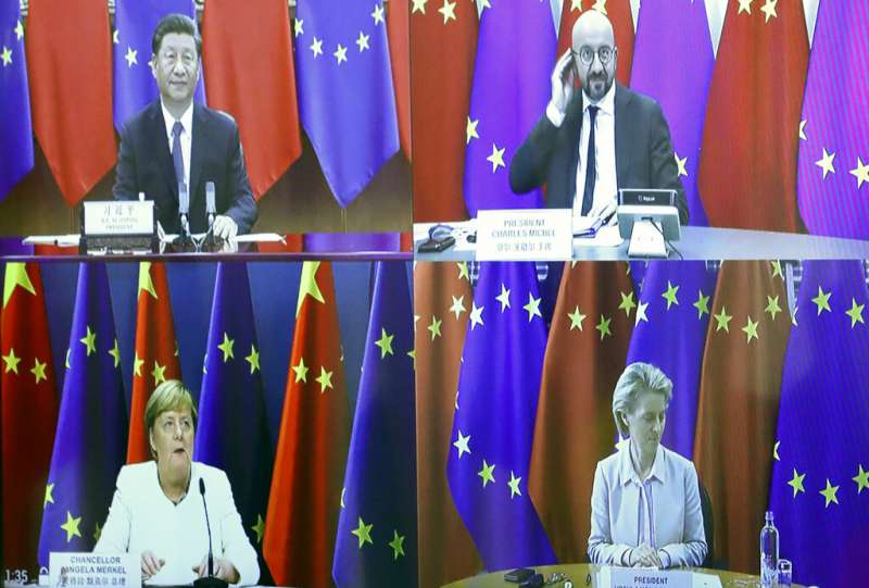 歐盟輪值主席國德國總理梅克爾、歐盟執委會主席馮德賴恩、歐洲理事會主席米歇爾14日與中國國家主席習近平舉行視訊峰會。(美聯社) 歐盟輪值主席國德國總理梅克爾、歐盟執委會主席馮德賴恩、歐洲理事會主席米歇爾14日與中國國家主席習近平舉行視訊峰會。(美聯社)