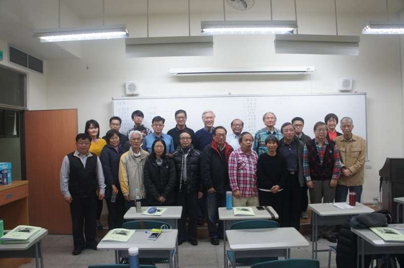 2017年 釣魚台教育協會成立大會,曾醫師位於中間排左四著水藍上衣者。(釣魚台教育協會提供) 2017年 釣魚台教育協會成立大會,曾醫師位於中間排左四著水藍上衣者。(釣魚台教育協會提供)