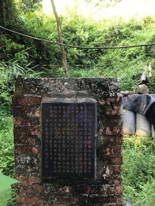張軫的銅像居然不見了,徒留基座。(作者提供) 張軫的銅像居然不見了,徒留基座。(作者提供)