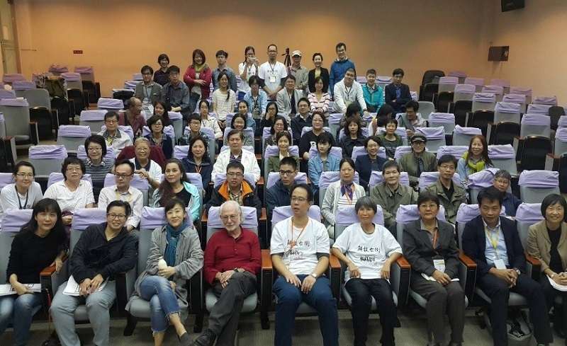 陳美霞教授學術榮退研討會大合照,曾醫師坐第四排左一。台灣公共衛生促進協會提供 陳美霞教授學術榮退研討會大合照,曾醫師坐第四排左一。台灣公共衛生促進協會提供