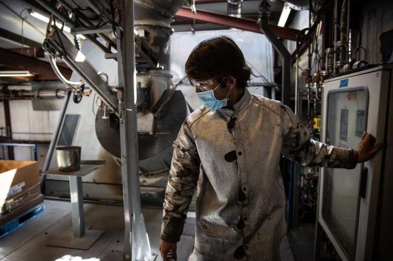 Redwood Materials的化學工程師桑德斯在監控用來熔化回收電池的爐子。(MAX WHITTAKER FOR THE WALL STREET JOURNAL) Redwood Materials的化學工程師桑德斯在監控用來熔化回收電池的爐子。(MAX WHITTAKER FOR THE WALL STREET JOURNAL)