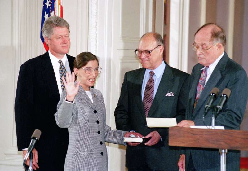 1993年8月10日,美國聯邦最高法院大法官金斯堡(Ruth Bader Ginsburg)在白宮東廳在首席大法官倫奎斯特與總統柯林頓、丈夫馬丁的陪同下宣誓就職。(美聯社) 1993年8月10日,美國聯邦最高法院大法官金斯堡(Ruth Bader Ginsburg)在白宮東廳在首席大法官倫奎斯特與總統柯林頓、丈夫馬丁的陪同下宣誓就職。(美聯社)