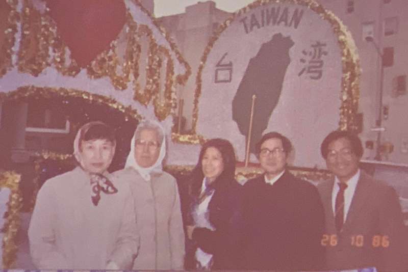 陳翠玉晚年身影,於1986年10月26日國際移民遊行。左起林詠梅(二二八受難者林茂生之女)、陳翠玉、黃靜枝、方菊雄、蕭信雄(毛清芬提供) 陳翠玉晚年身影,於1986年10月26日國際移民遊行。左起林詠梅(二二八受難者林茂生之女)、陳翠玉、黃靜枝、方菊雄、蕭信雄(毛清芬提供)