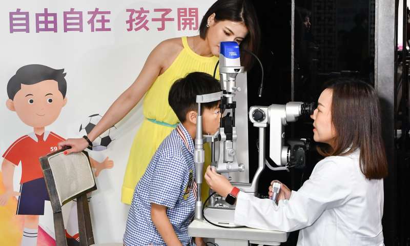 藝人徐小可與大兒子白開水,一起分享近視度數控制經驗。(圖/精萃公關提供) 藝人徐小可與大兒子白開水,一起分享近視度數控制經驗。(圖/精萃公關提供)