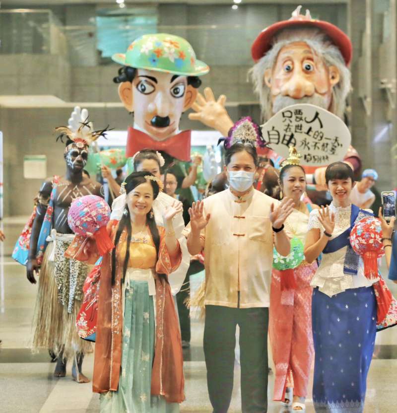 新北市副市長吳明機帶領新住民、空空把西非擊鼓樂團表演團隊合影。(圖/新北市客家局提供) 新北市副市長吳明機帶領新住民、空空把西非擊鼓樂團表演團隊合影。(圖/新北市客家局提供)