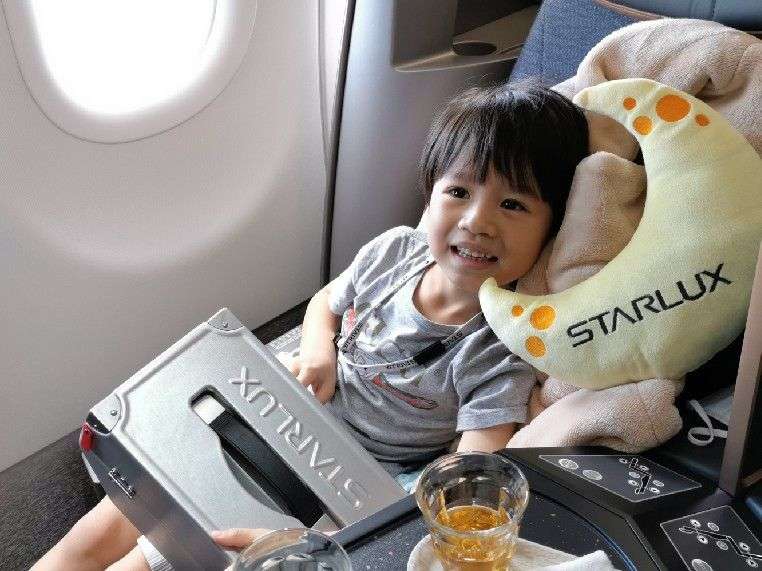 「FLY TO THE MOON 星宇追月號」飛行體驗活動商務艙全艙及經濟艙4-13排本次為賞月加大雙人座,除了贈送彎月造型的可愛月球抱枕外,更有星宇小舖上造成搶購的兩款太空風格商品。 「FLY TO THE MOON 星宇追月號」飛行體驗活動商務艙全艙及經濟艙4-13排本次為賞月加大雙人座,除了贈送彎月造型的可愛月球抱枕外,更有星宇小舖上造成搶購的兩款太空風格商品。(星宇航空提供)
