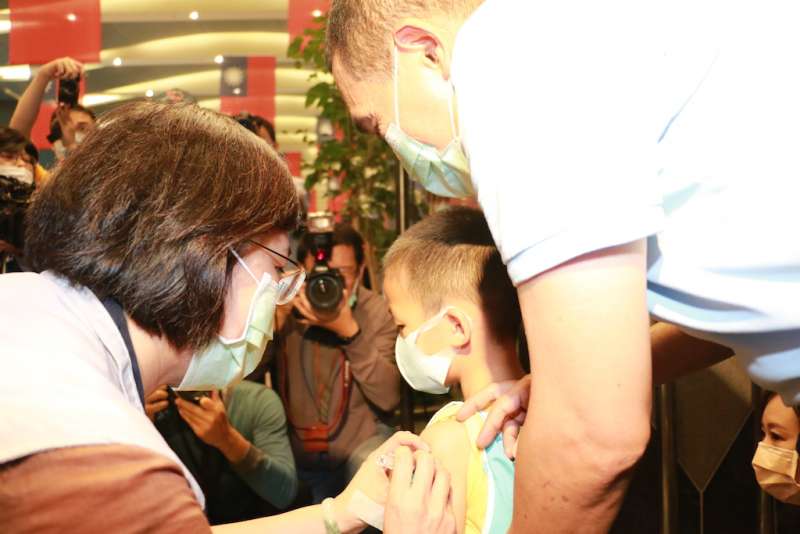 新北市長侯友宜陪伴小朋友接受醫生的示範問診及疫苗施打。(圖／李梅瑛攝)