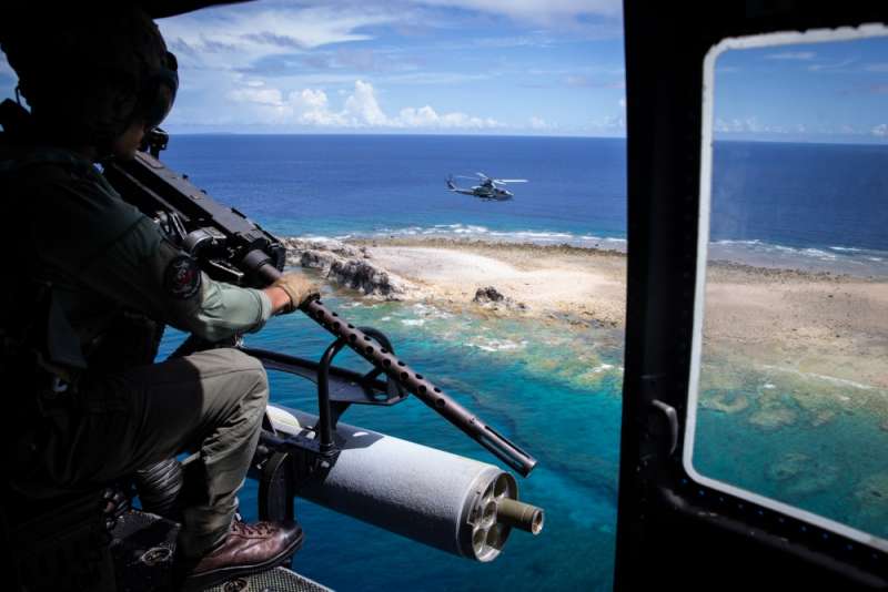 美軍第七艦隊正在進行實彈射擊演練。（美軍太平洋艦隊臉書）