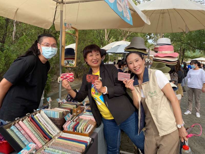 行政院中辦執行長蔡培慧參觀每個參與業者的特色。(圖/記者王秀禾攝) 行政院中辦執行長蔡培慧參觀每個參與業者的特色。(圖/記者王秀禾攝)