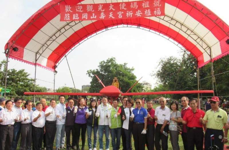 台灣首創的大型長程遙控無人飛機媽祖號揭牌,將提供全國信眾「躦轎腳」祈福活動。(圖/徐炳文攝) 台灣首創的大型長程遙控無人飛機媽祖號揭牌,將提供全國信眾「躦轎腳」祈福活動。(圖/徐炳文攝)
