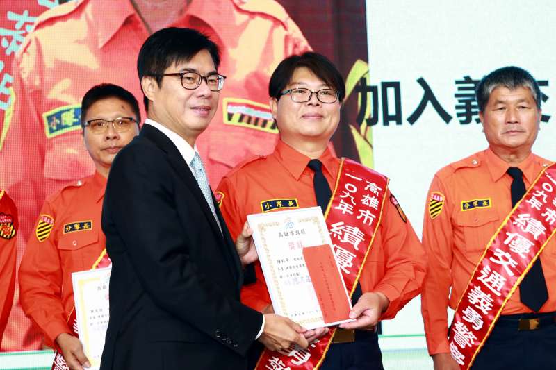 獲贈表揚的績優交通義警。(圖/徐炳文攝)