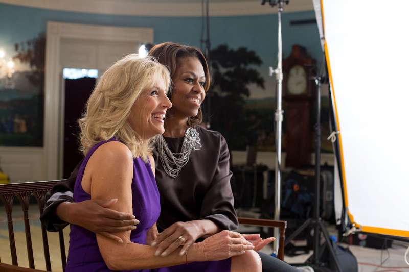 美國前第一夫人蜜雪兒(Michelle Obama)與時任副總統拜登的妻子吉兒。(Public Domain) 美國前第一夫人蜜雪兒(Michelle Obama)與時任副總統拜登的妻子吉兒。(Public Domain)