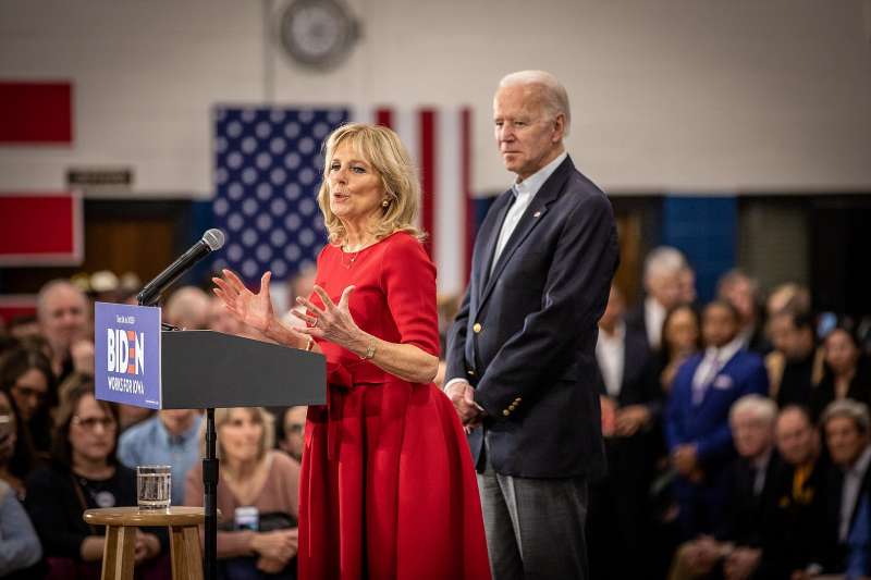 拜登角逐黨內初選、競選總統期間,妻子吉兒一路賣力助選。(Phil Roeder@Wikipedia/CC BY 2.0) 拜登角逐黨內初選、競選總統期間,妻子吉兒一路賣力助選。(Phil Roeder@Wikipedia/CC BY 2.0)
