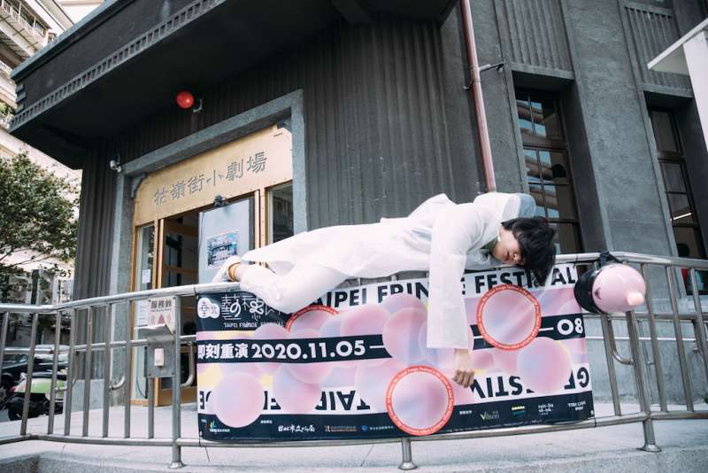 李明潔《注意:前方天空有片小的烏的雲》以移動作為作品發想。(圖/北藝中心提供) 李明潔《注意:前方天空有片小的烏的雲》以移動作為作品發想。(圖/北藝中心提供)