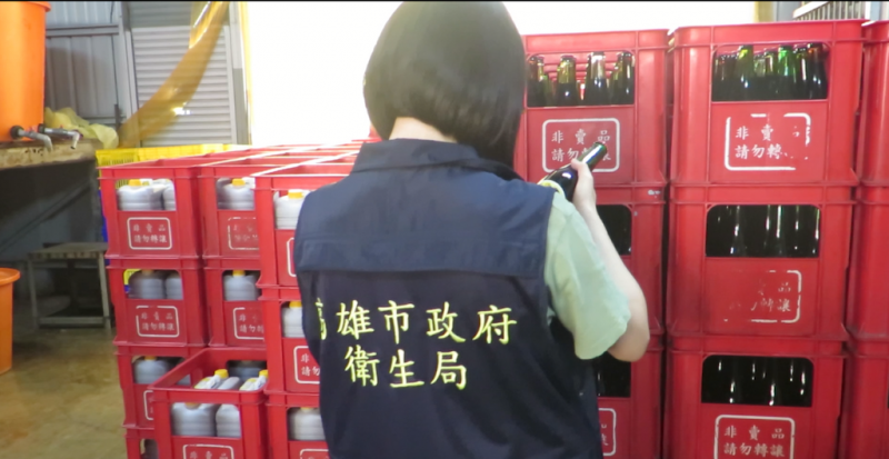 衛生局人員稽查醬油製造業者。(圖/徐炳文攝) 衛生局人員稽查醬油製造業者。(圖/徐炳文攝)
