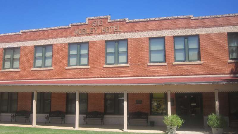 位在德州的康瑞旅館（Mobley Hotel），是當年康瑞意外踏入旅館行業的處女秀（圖片來源：維基百科）