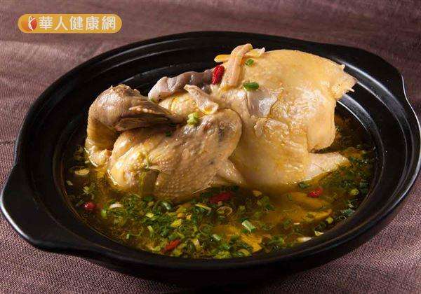 冬天氣溫驟降,最適合雞湯進補,驅寒保暖。(圖/截自華人健康網) 冬天氣溫驟降,最適合雞湯進補,驅寒保暖。(圖/截自華人健康網)