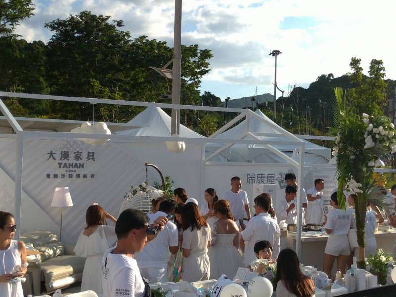 圖二、大漢家具第三年參加白色野餐,銀白色電動沙發驚豔全場。(圖/大漢家具提供) 圖二、大漢家具第三年參加白色野餐,銀白色電動沙發驚豔全場。(圖/大漢家具提供)