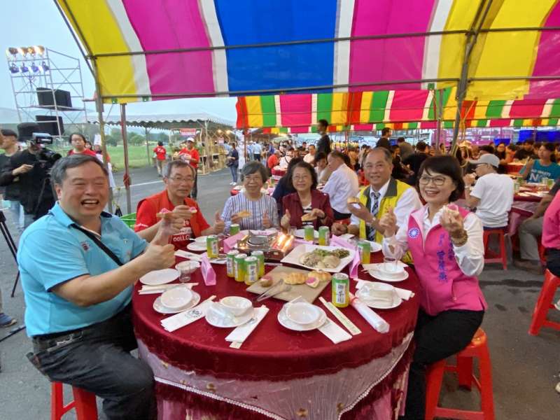 高雄市議長曾麗燕(右一)，帶頭舉辦千人惜食餐會。(圖／徐炳文攝)