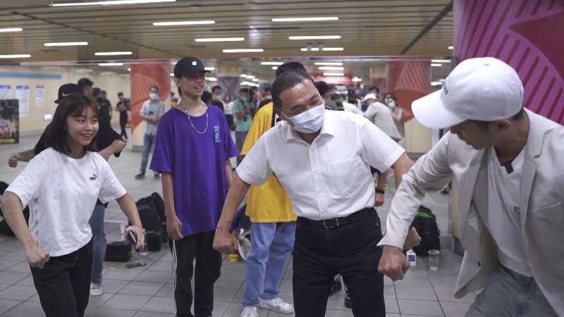 新北市市長侯友宜親自蒞臨現場向學生學習舞蹈姿勢,欣賞他們努力不懈的彩排與練習。(圖/風傳媒提供) 新北市市長侯友宜親自蒞臨現場向學生學習舞蹈姿勢,欣賞他們努力不懈的彩排與練習。(圖/風傳媒提供)