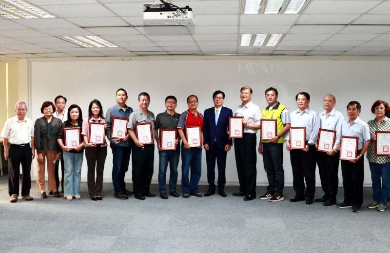 高雄市長陳其邁(右七)與參加勞工自治委員會第一次會議與會人員合照。(圖/徐炳文攝) 高雄市長陳其邁(右七)與參加勞工自治委員會第一次會議與會人員合照。(圖/徐炳文攝)