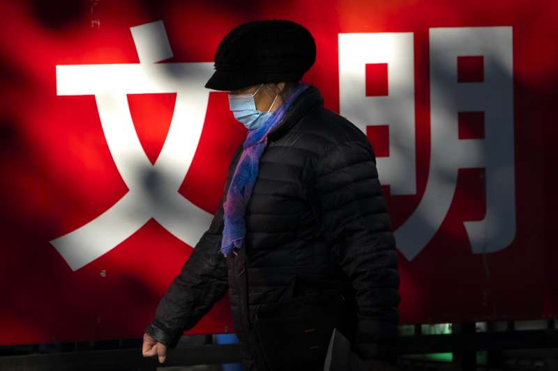 中國疫情:北京市民出門戴口罩(AP) 中國疫情:北京市民出門戴口罩(AP)