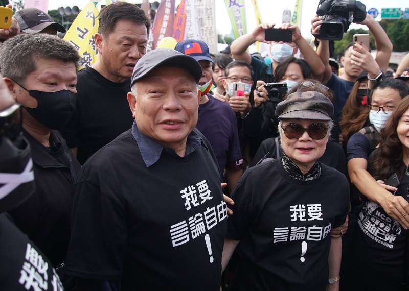 20201122-2020秋鬥遊行於22日登場,旺中集團董事長蔡衍明、聯合報發行人王效蘭同框出席。(盧逸峰攝) 20201122-2020秋鬥遊行於22日登場,旺中集團董事長蔡衍明、聯合報發行人王效蘭同框出席。(盧逸峰攝)