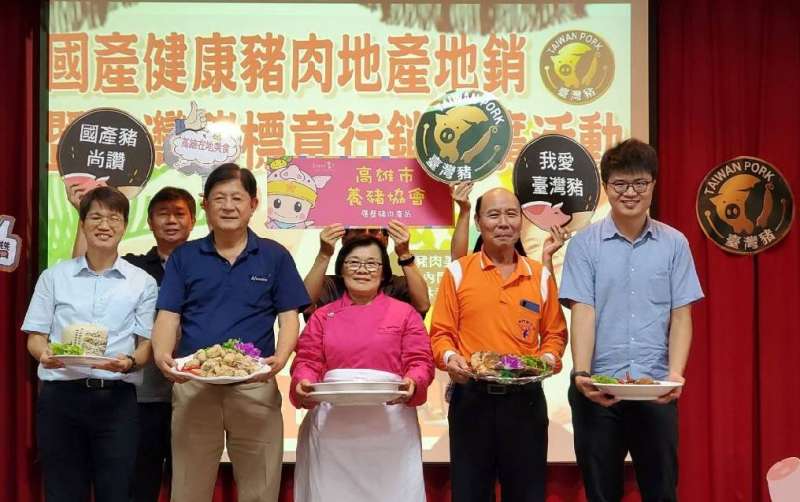 高市府農業局代理王局長王正一(左起),協同高雄市養豬協會理事長王忠禮,並結合內門總舖師林秀美主廚,共同推廣國產豬肉美食饗宴。(圖/徐炳文攝) 高市府農業局代理王局長王正一(左起),協同高雄市養豬協會理事長王忠禮,並結合內門總舖師林秀美主廚,共同推廣國產豬肉美食饗宴。(圖/徐炳文攝)