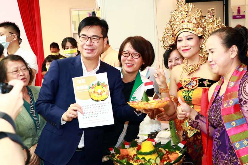 來自各國新住民擺設的特色攤位、特色美食等,活動現場許多新住民朋友也身穿家鄉傳統服飾。(圖/徐炳文攝) 來自各國新住民擺設的特色攤位、特色美食等,活動現場許多新住民朋友也身穿家鄉傳統服飾。(圖/徐炳文攝)