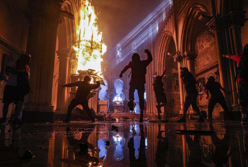2020年10月,智利首都聖地牙哥(Santiago)爆發抗議警察暴力的示威(AP) 2020年10月,智利首都聖地牙哥(Santiago)爆發抗議警察暴力的示威(AP)