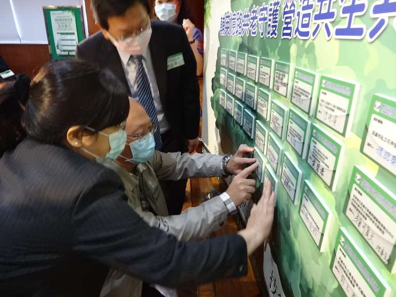 輔英護理學院簽約會場安排生命樹造型,每家機構將合約化身樹葉貼在樹上。(圖/徐炳文攝) 輔英護理學院簽約會場安排生命樹造型,每家機構將合約化身樹葉貼在樹上。(圖/徐炳文攝)