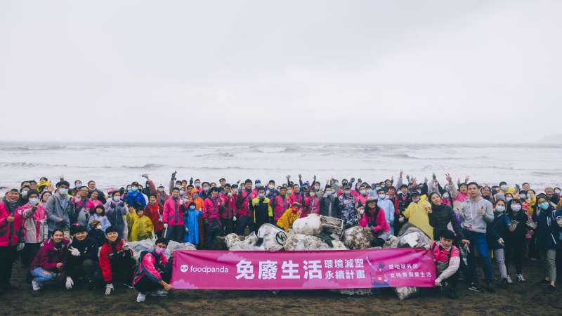 為響應環保減塑，foodpanda與海湧工作室合作，邀請外送夥伴一同參與，從今年開始投入淨灘。圖片來源/foodpanda