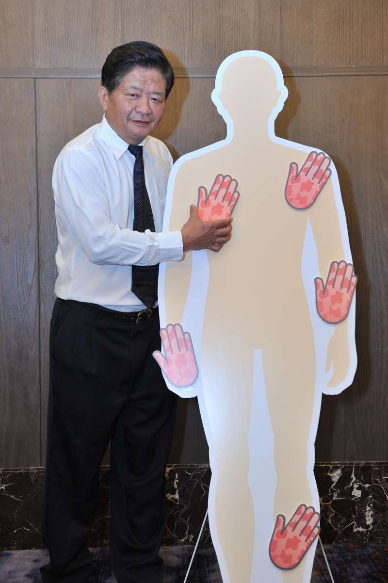 患者盧先生示範BSA掌算法示意 患者盧先生示範BSA掌算法示意