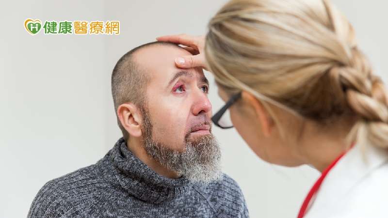 針眼的正式學名是「麥粒腫」,是眼皮腺體發炎化膿所造成,若腺體阻塞後沒有發炎化膿的腫塊,則稱為「霰粒腫」。(圖/健康醫療網) 針眼的正式學名是「麥粒腫」,是眼皮腺體發炎化膿所造成,若腺體阻塞後沒有發炎化膿的腫塊,則稱為「霰粒腫」。(圖/健康醫療網)
