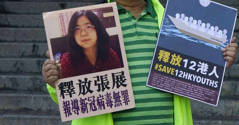 香港民眾在街頭聲援公民記者張展以及因為偷渡台灣失敗被捕的12名香港青年。(美聯社) 香港民眾在街頭聲援公民記者張展以及因為偷渡台灣失敗被捕的12名香港青年。(美聯社)