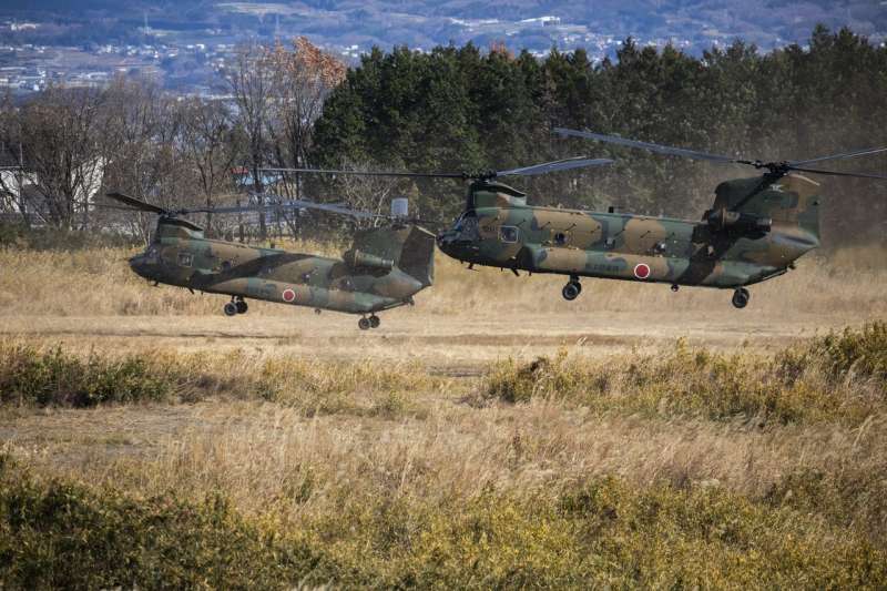 日本群馬縣,載有美國陸戰隊士兵的CH-47直升機。(SHIHO FUKADA FOR THE WALL STREET JOURNAL) 日本群馬縣,載有美國陸戰隊士兵的CH-47直升機。(SHIHO FUKADA FOR THE WALL STREET JOURNAL)
