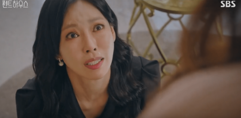 《Penthouse》千瑞璡對沈秀蓮下跪求饒。(圖/少女心文室提供) 《Penthouse》千瑞璡對沈秀蓮下跪求饒。(圖/少女心文室提供)